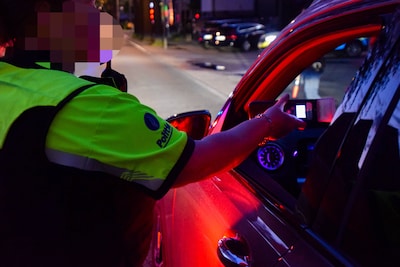 Bestuurder maakt het bont in Essen: hij rookt in wagen met kind zonder zitje én test positief op alc