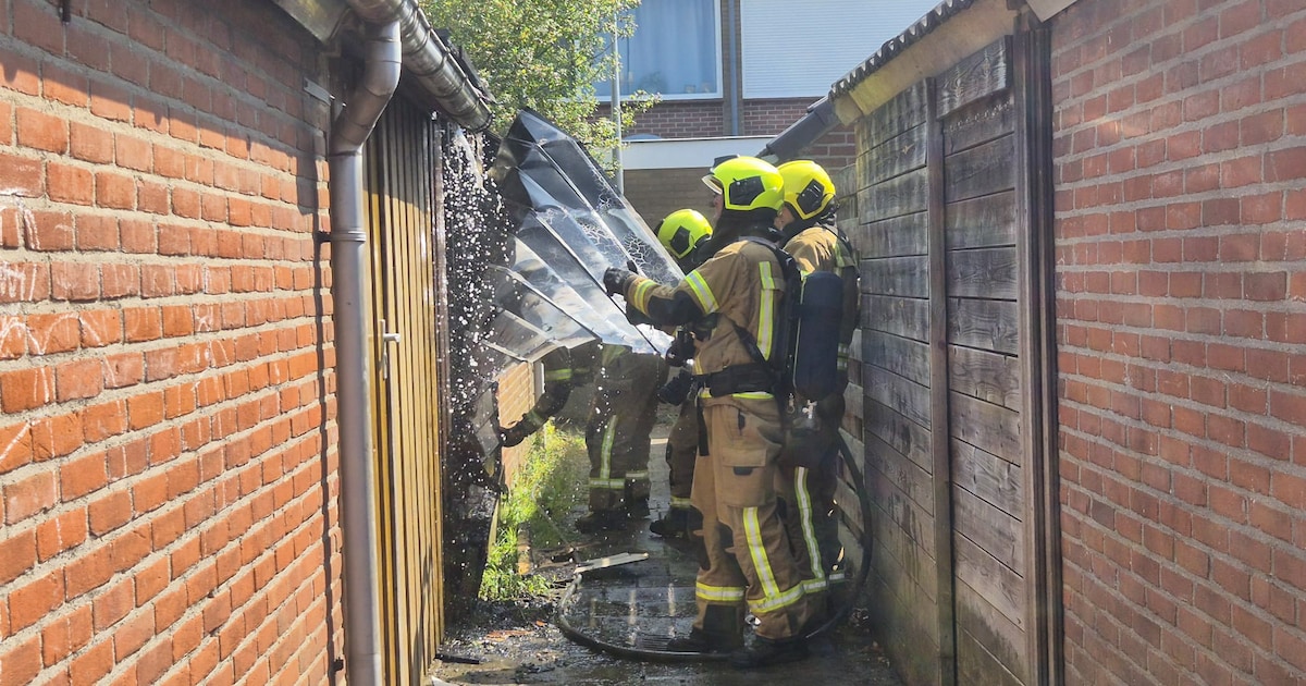 Schutting vat vlam in Oud-Alblas, brand snel onder controle