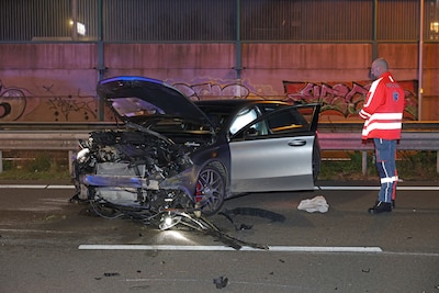 Bestelbus op zijkant en auto’s zwaar beschadigd na crash op A59 bij Waalwijk, snelweg weer open