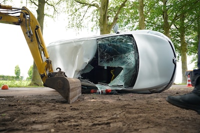Opmerkelijk ongeval in Kamperveen, waar graafmachine en auto elkaar tegenkomen