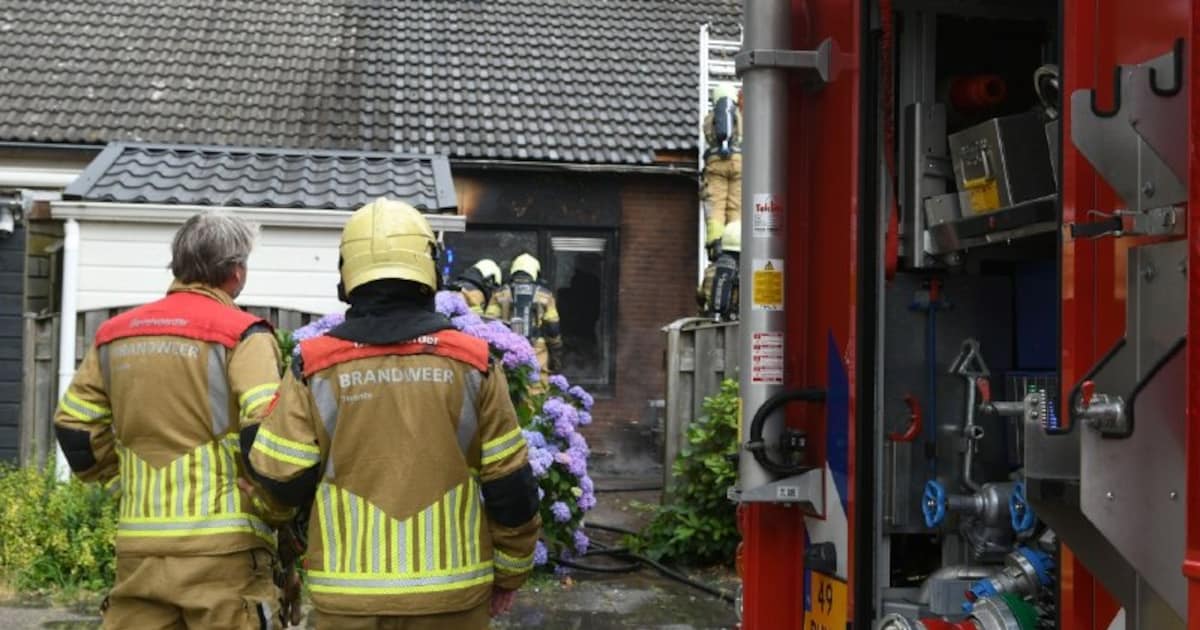 Afvalbrand slaat over naar woning in Vriezenveen