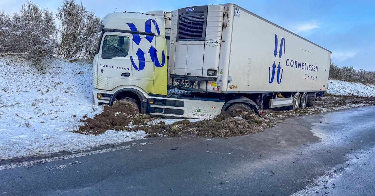 vrachtwagen belandt naast de weg in Veenwouden, rijbaan afgesloten
