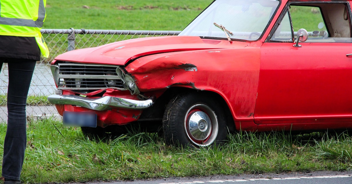 Oldtimer botst met andere auto in Reeuwijk