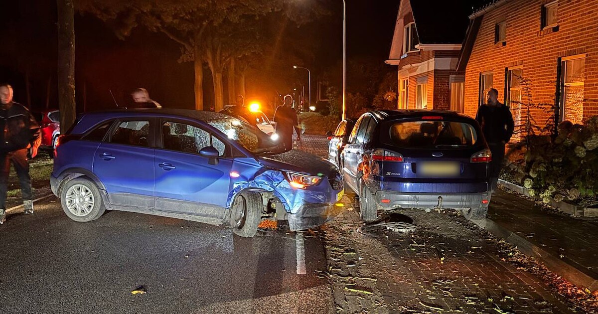 Bestuurder botst op geparkeerde auto in Nieuw Buinen