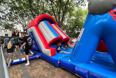 Springfeestje! Zo zag het springkussenfestival in Delft eruit
