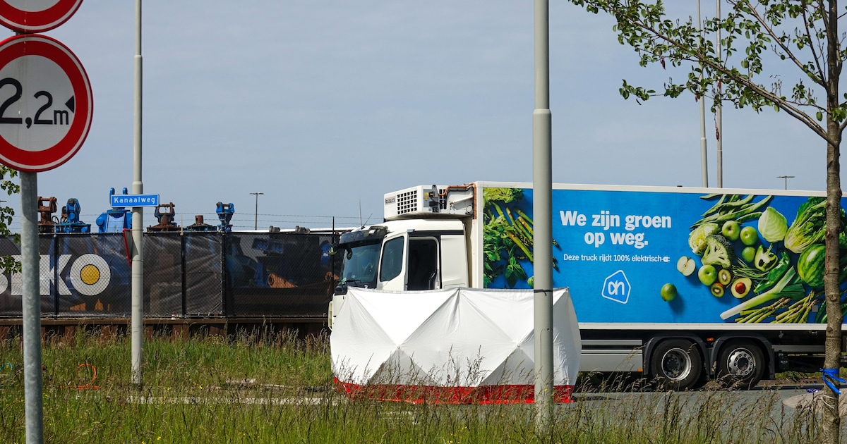 Automobilist (22) overleden na frontale botsing met vrachtwagen in Beverwijk