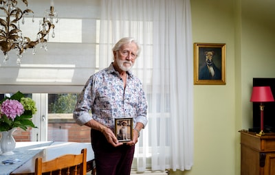 Hij denk dat z’n hond gecremeerd wordt, dan gaat de telefoon bij Joop: ‘Ik heb geen fijne mededeling...’