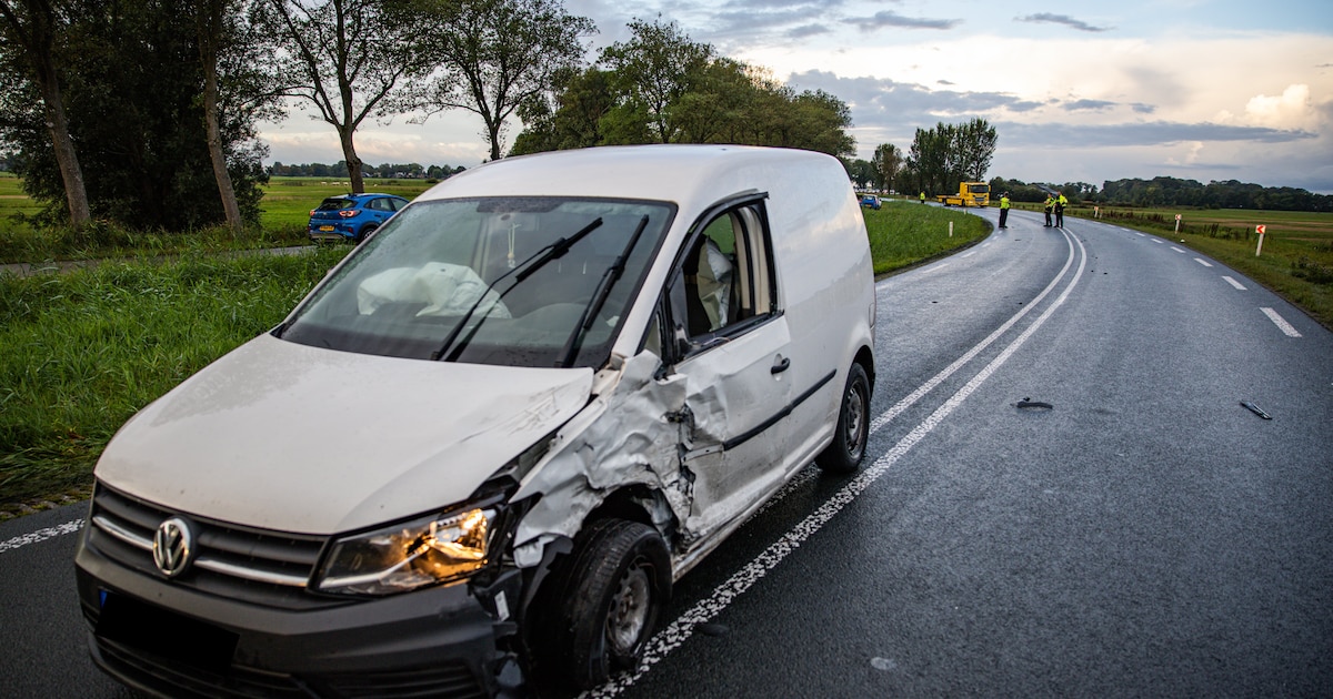 Flinke schade na botsing tussen bestelbus en auto op N354 bij Reduzum