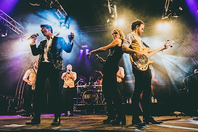 Hermes House Band treedt op in Oosterbeek