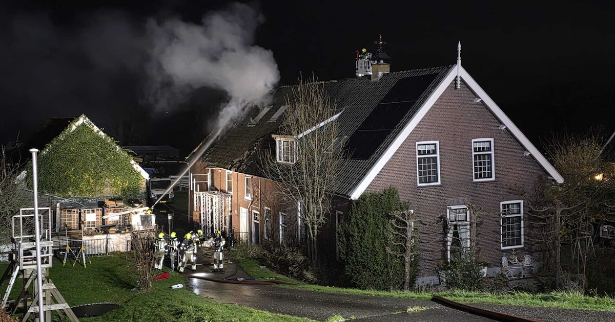 Uitslaande brand in woning met rieten kap in Lekkerkerk, hittecamera’s en sloopwerk nodig voor bluss