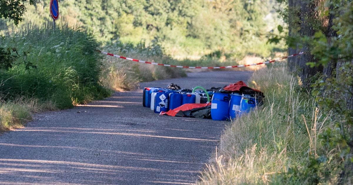 Zo’n 140 vaten gedumpt bij Bavel, vermoedelijk drugsafval | Foto