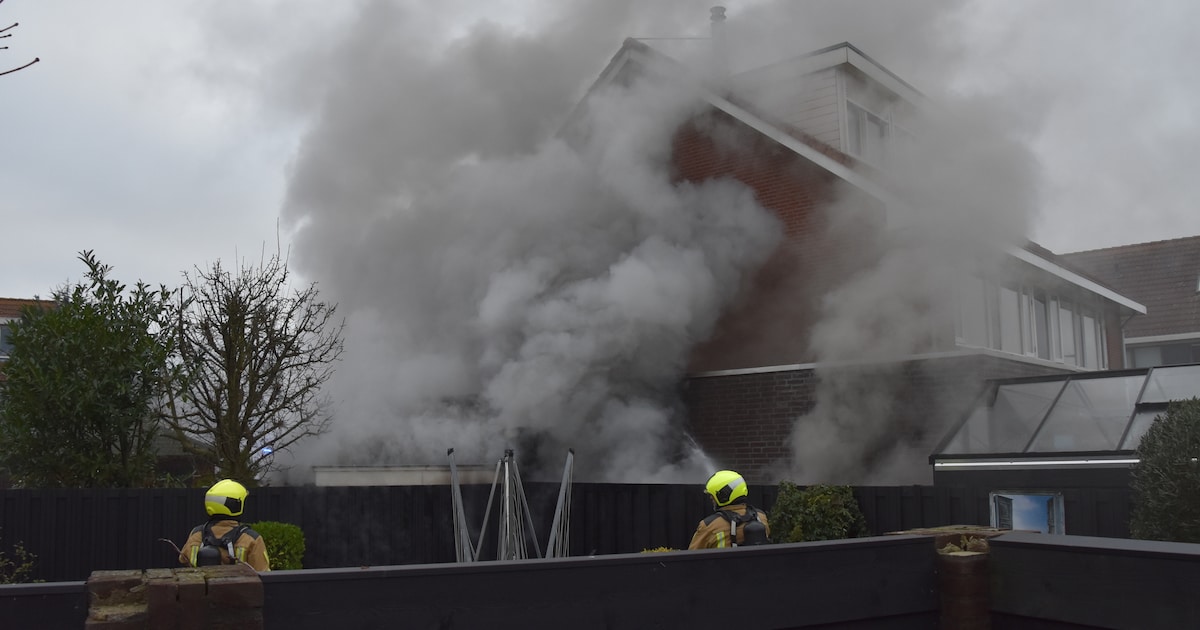 Veel rook bij brand in schuurtje aan de Prins Florisstraat in Maasdijk
