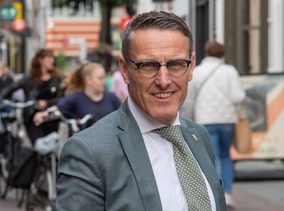 Burgemeester stapt zelf op, maar krijgt zijn salaris van 11.000 euro nog 9 maanden doorbetaald: waar