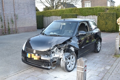 Bestuurder (18) verliest controle over auto in Kerkwijk: voertuig vliegt na botsing in brand