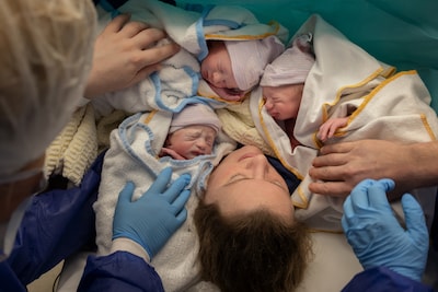 Esmay en Wessel uit Eibergen kregen in 2025 onverwachts een drieling