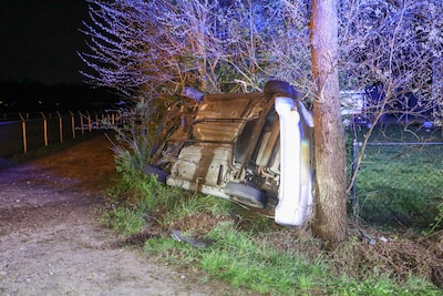 Automobilist vliegt uit de bocht in Wekerom en ramt boom