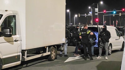 Politie en Douane treffen vrachtwagen vol drugs aan op carpoolplaats, acht verdachten aangehouden