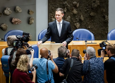 LIVE Prinsjesdag | Minister Heinen presenteert koffertje en plannen in Tweede Kamer: ‘De handrem moet van de economie’