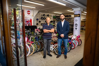 Kiliç moet weg uit zijn fietsenzaak voor renovatie die nog niet eens gepland staat, wijkraad slaat a