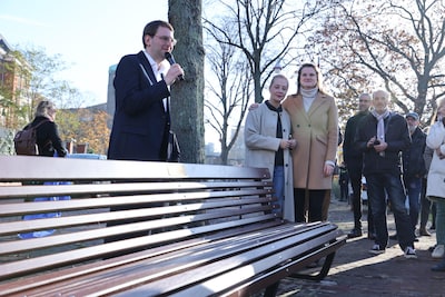 Russische diplomaten in Den Haag kijken uit op bankje voor oppositieleider Navalny