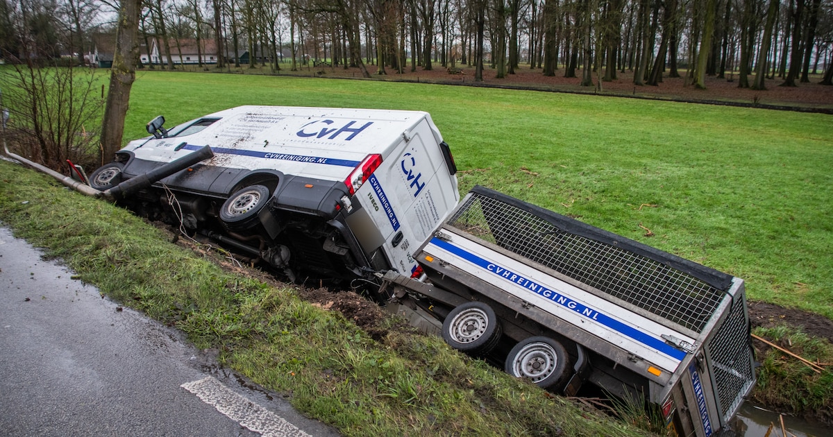 Bestelbusje komt zijlings in sloot terecht langs N198 bij Woerden