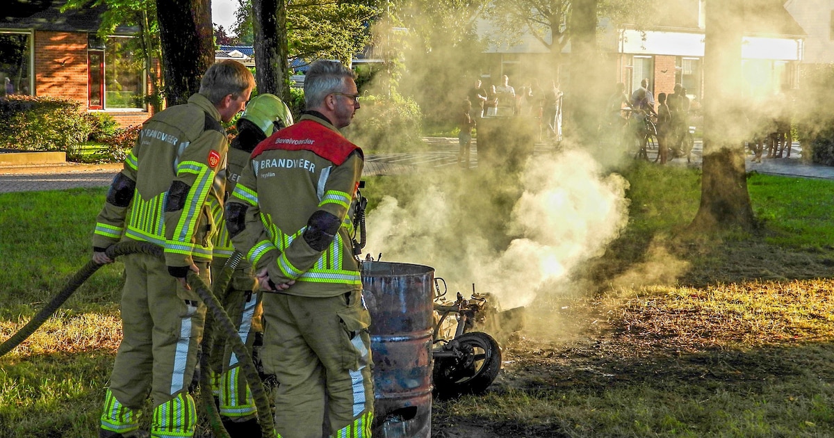 Twee scooters afgebrand op Tuskenwegen in Opeinde