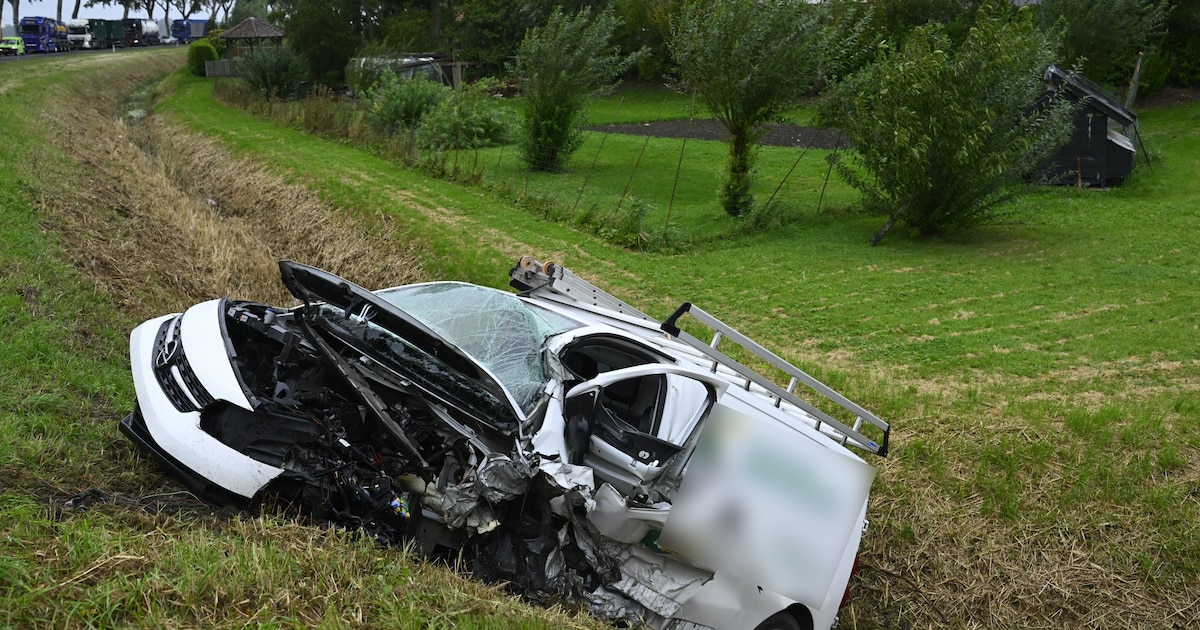Twee auto’s botsen op elkaar in Nieuwolda en een voertuig eindigt in droge sloot