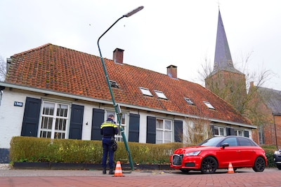Auto botst tegen lantaarnpaal in Helvoirt, bestuurster naar ziekenhuis