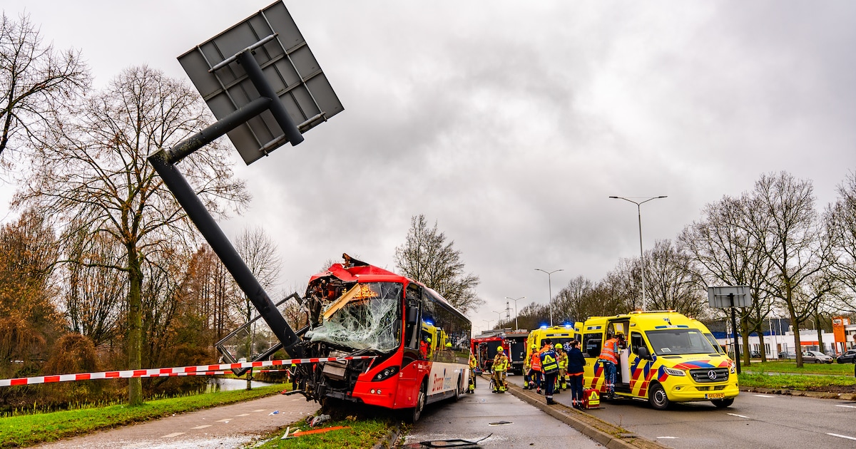 Lijnbus ramt verkeerspaal in Nijmegen, acht inzittenden gewond | Nijmegen |  AD.nl