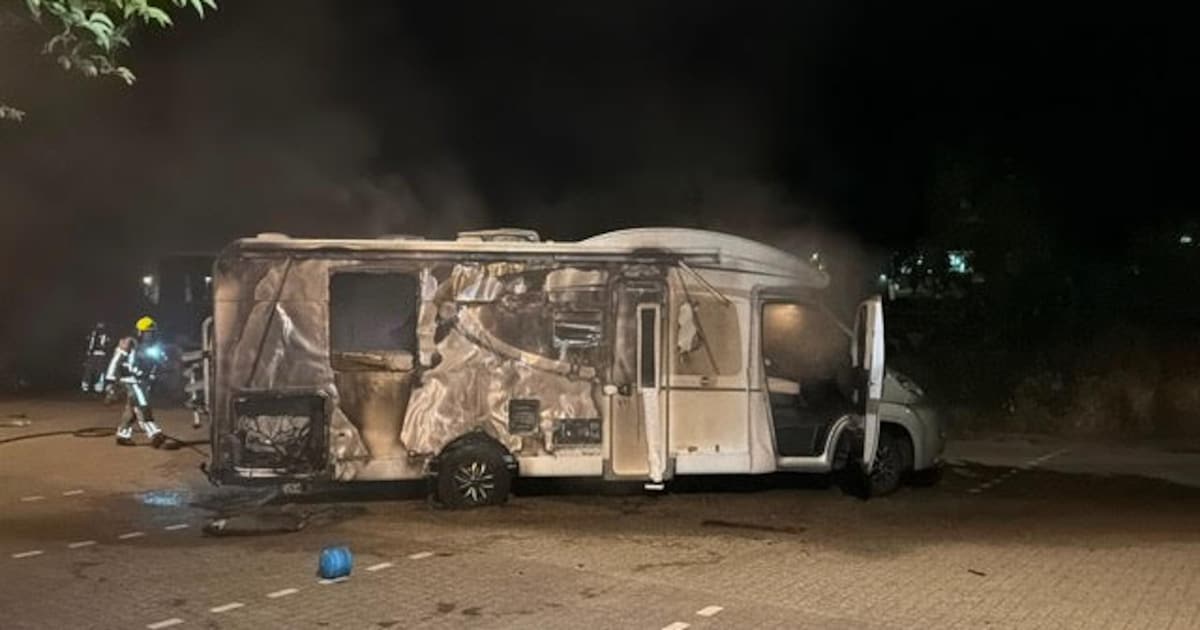 Auto en camper volledig uitgebrand bij nachtelijke brand in Maastricht