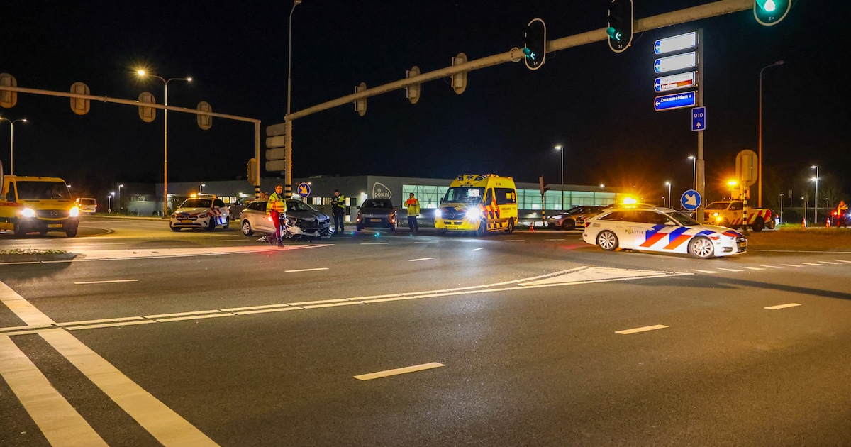 Auto op zijn kant na botsing op de boskoopsweg in Alphen aan den Rijn