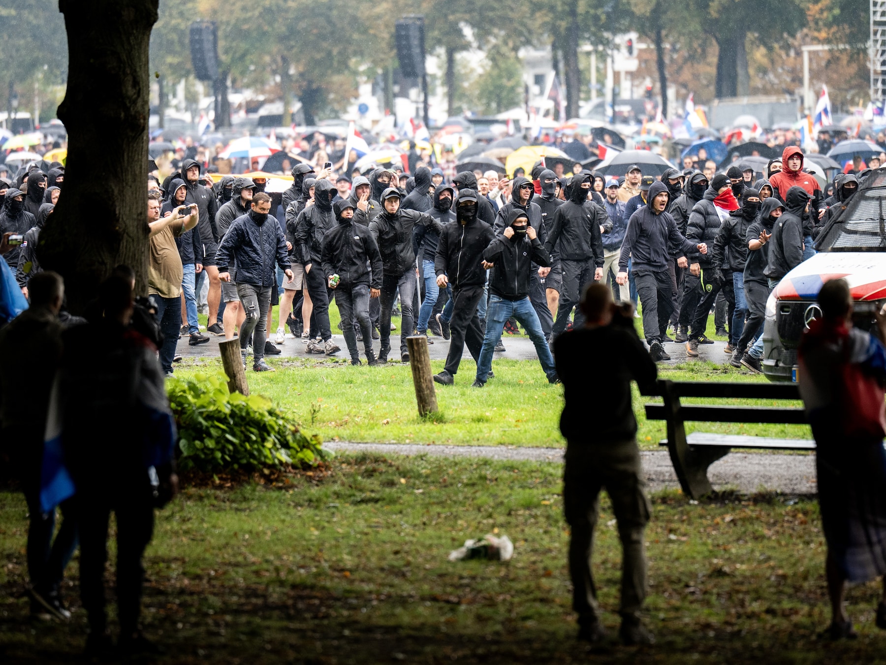 Tweede groep verdachten van asielrellen Malieveld vandaag voor de rechter voor geweld tegen politie
