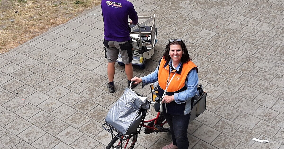 In de wijk Voorhof kennen ze Coby wel: ‘Postbezorger is een prachtig vak!’
