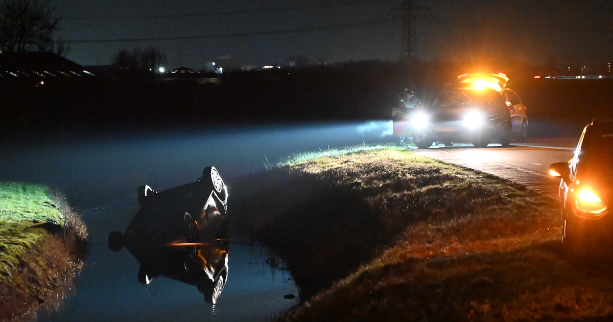 Auto belandt op de kop in sloot langs Ayttadyk in Swichum