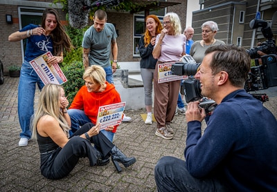Anja (74) ‘wint nooit iets’, dan staat plots Caroline Tensen op de stoep met dikke cheque