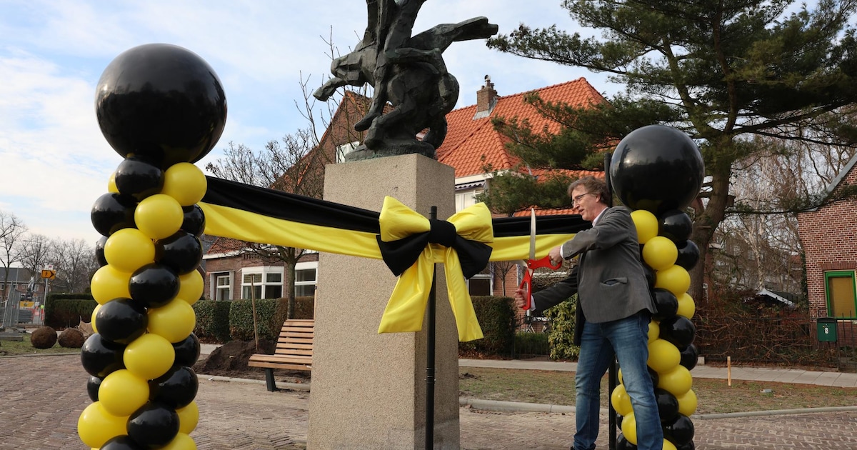 Pegasusbeeld onthuld op vernieuwd Sint Liduinaplein in Schiedam