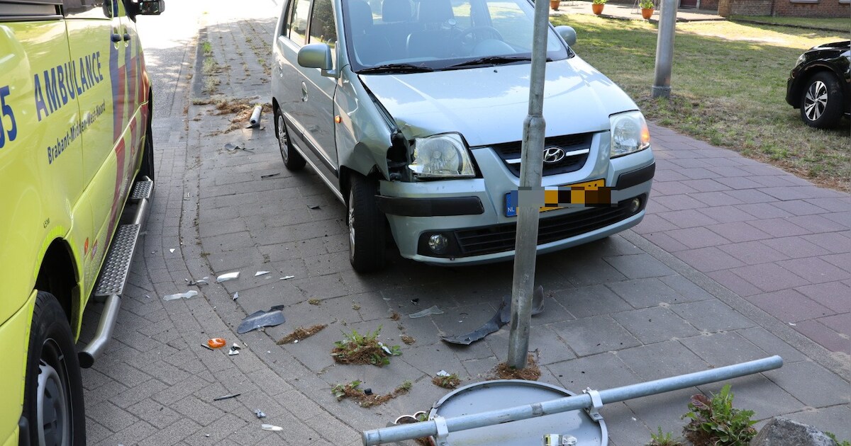 Vrouw botst op verkeersbord in Nieuwkuijk, bord uit de grond gereden