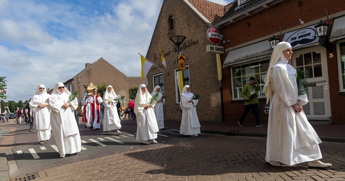 Processie ter ere van Marie Adolphine in Ossendrecht