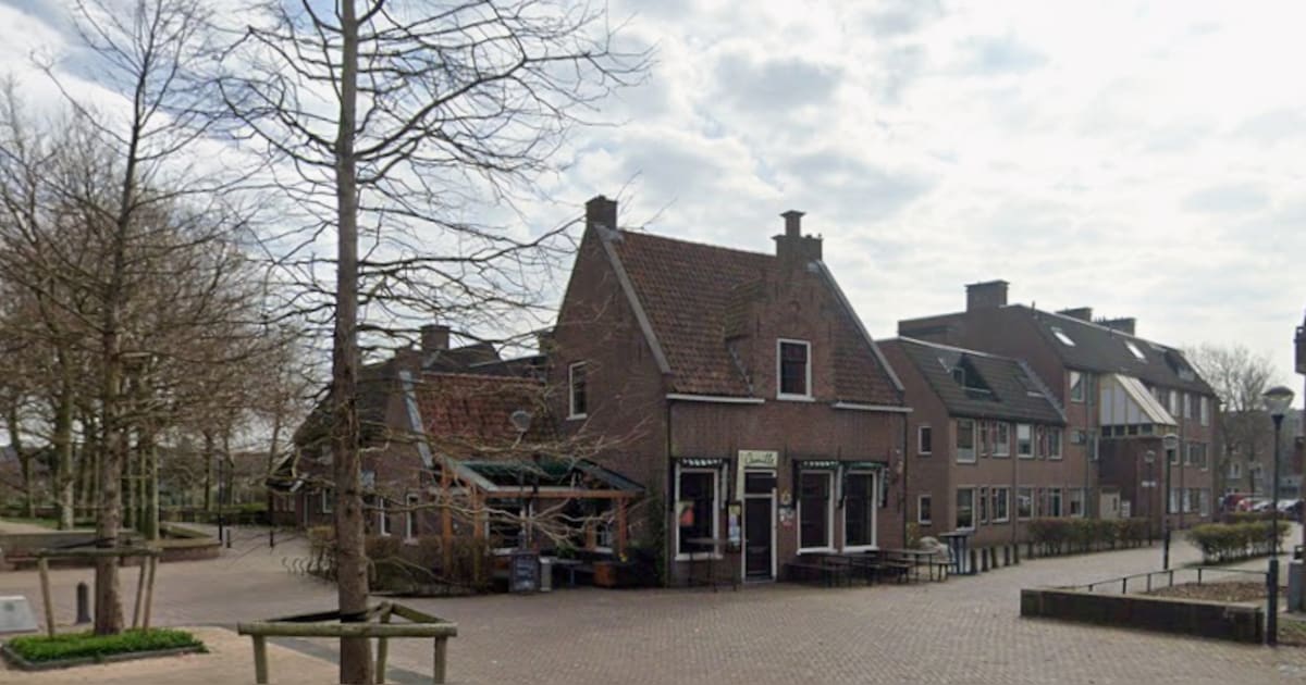 Daan Krakers speelt popnummers uit 1969 in Café Camille in Beverwijk