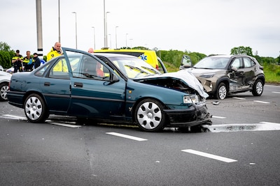 Bestuurder remt hard om botsing op Tilburgse kruising te voorkomen, maar klapt op andere auto en raa