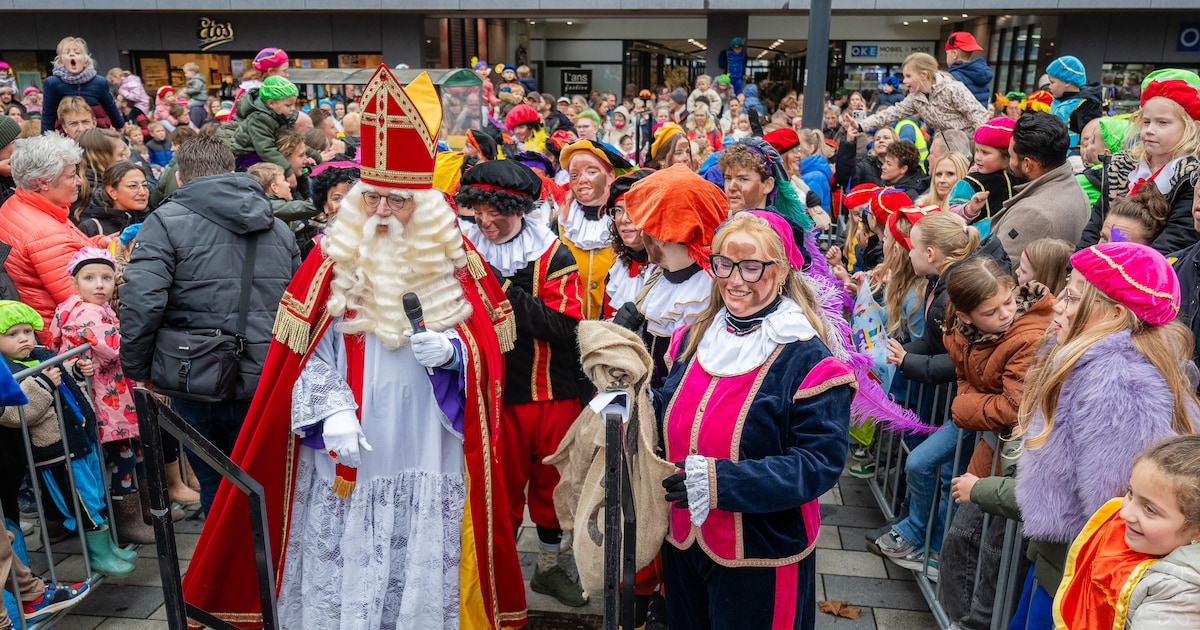 Feestelijke intocht van Sinterklaas bij jarige Hamershof in Leusden
