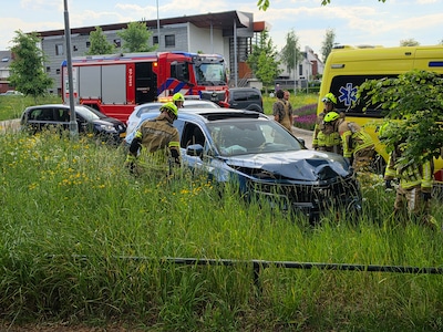 Auto botst tegen boom in Wageningen