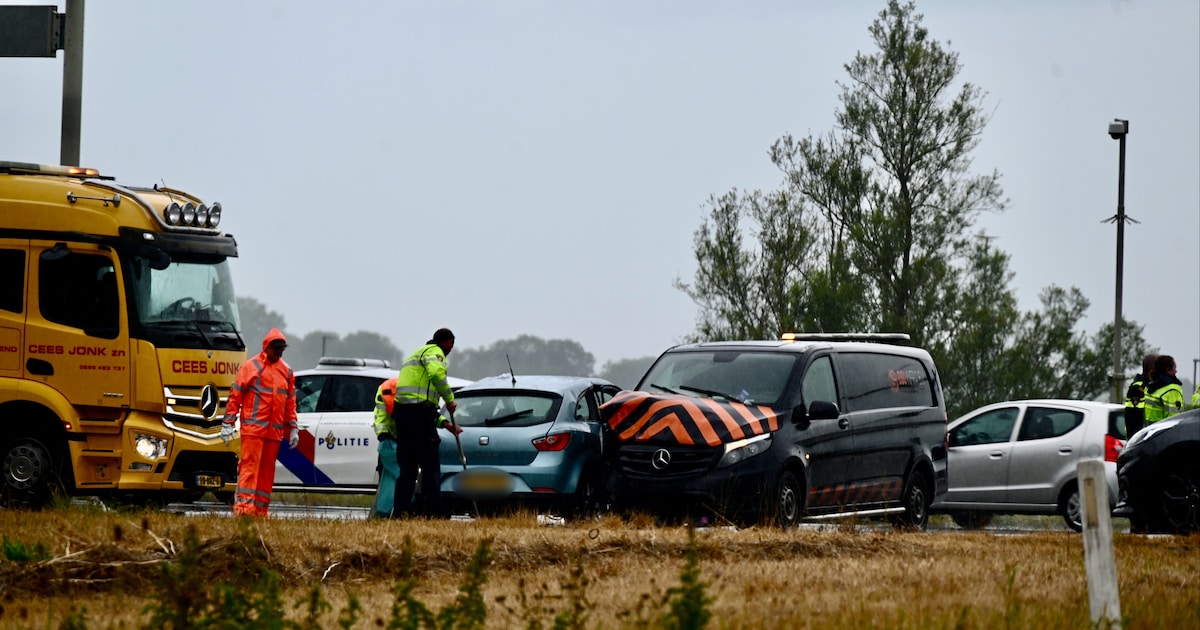 Zeker twee voertuigen betrokken bij ongeluk op N244 bij Zuidoostbeemster
