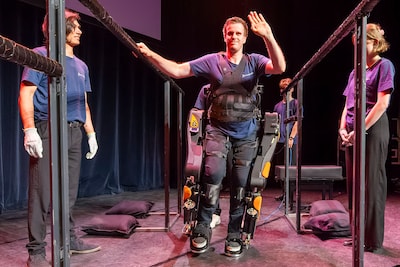 Eerste stap naar exoskelet dat loopt door simpelweg aan lopen te denken: een wereldprimeur