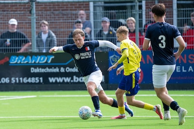 Na anderhalf jaar voelt Damian (23) zich eindelijk weer voetballer: ‘Soms schiet het nog wel door mi