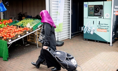 Dat is handig: je kunt nu ook statiegeld inleveren op de Haagse Markt