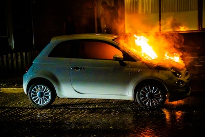 Auto aan Wijde Slag in Arnhem beschadigd na brand