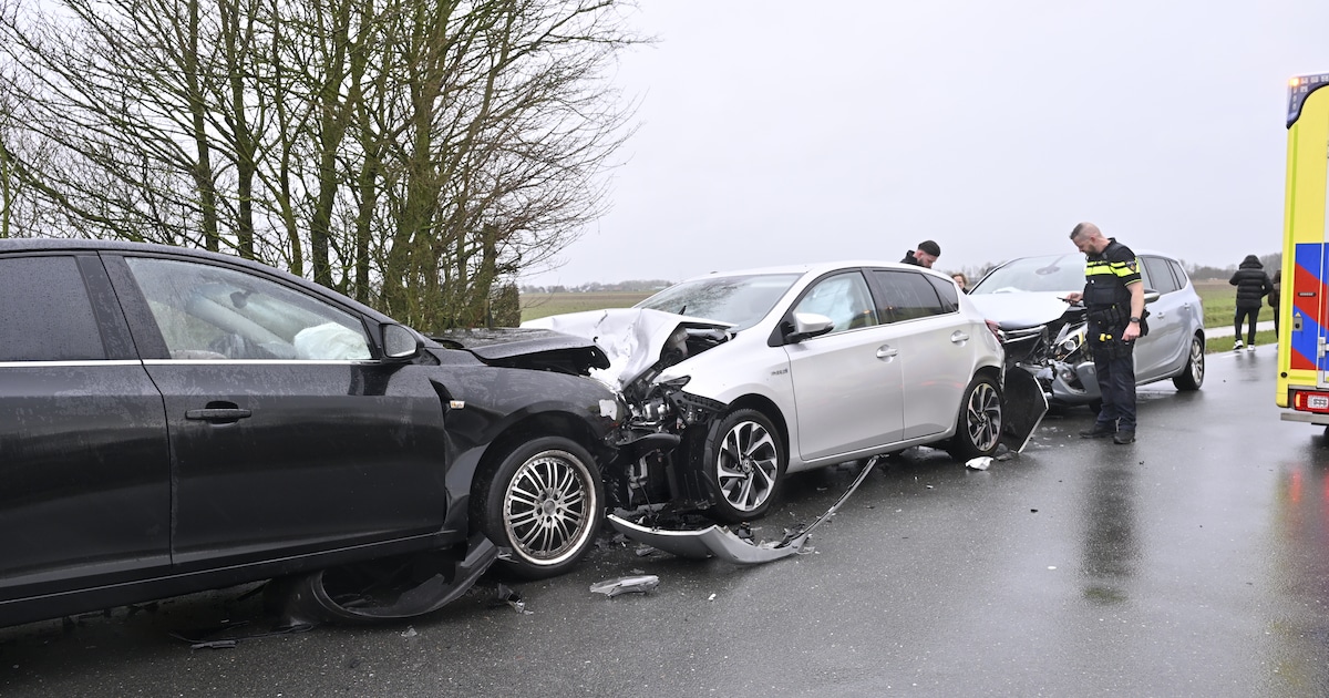 Frontale botsing zorgt voor ravage op N996 bij Loppersum