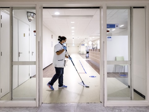 ‘Echte kracht zit niet in borstklopperij, maar in mensen die elke dag - of nacht - hun werk doen’, zoals deze medewerker van de afdeling schoonmaak. 