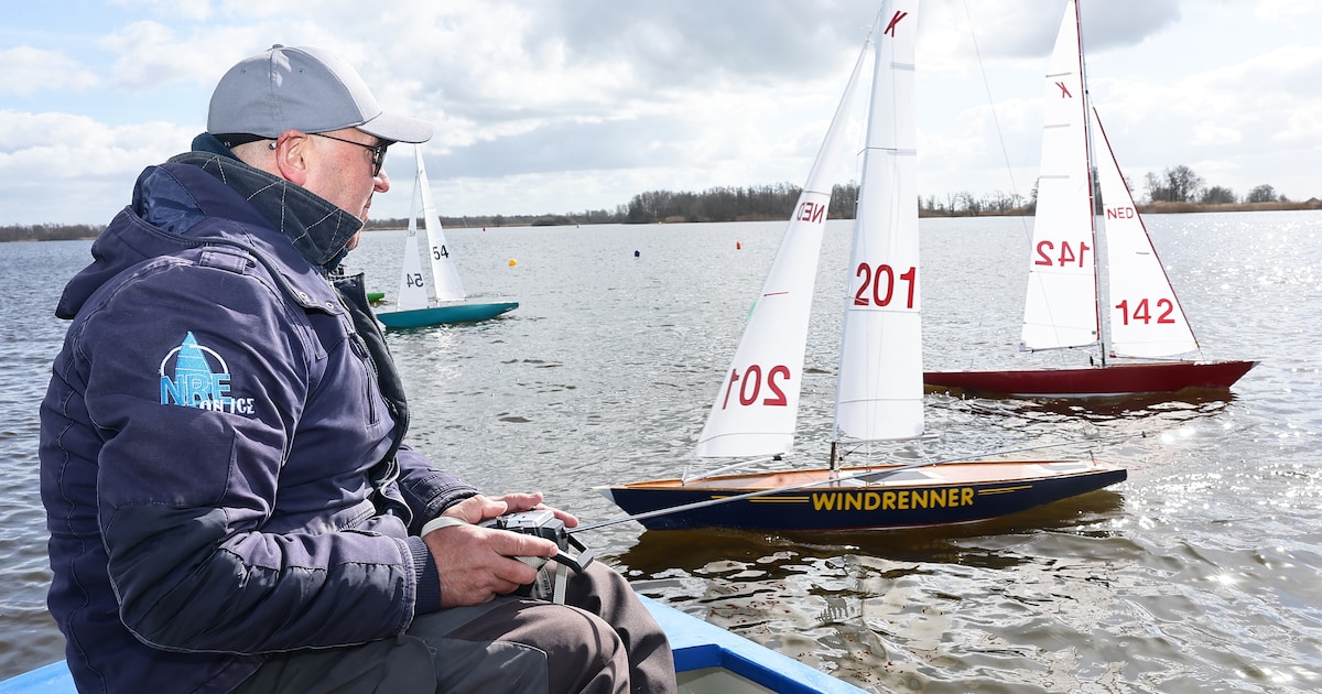 Edwin en Otto staan elke zondag langs de Nieuwkoopse Plassen met hun modelboten